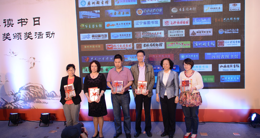 獲獎出版機構代表上臺領獎