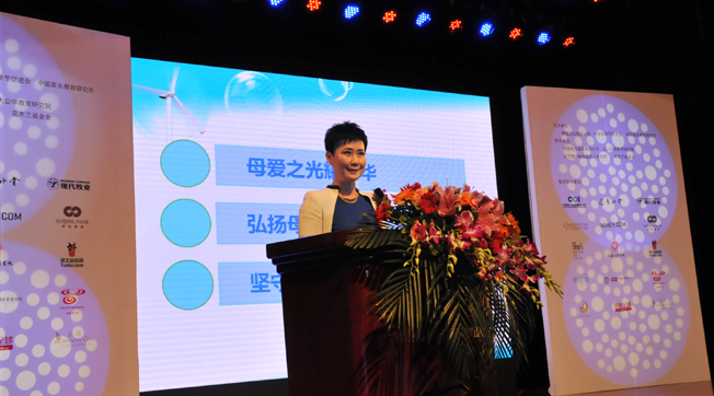 李小琳出席“中華母愛論壇”，接受新華網專訪