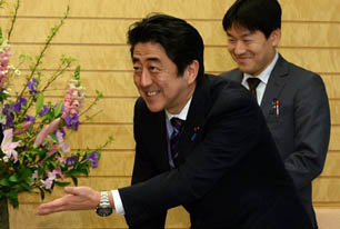 安倍，討來的達沃斯演講