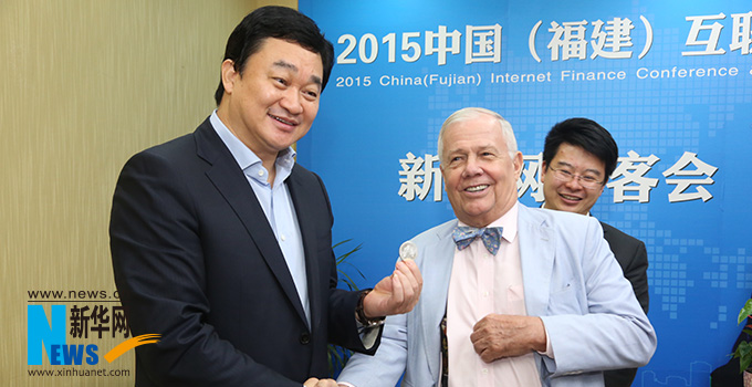 羅杰斯參加思客會，與新華網董事長、總裁田舒斌親切交談。