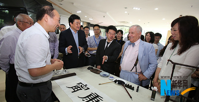 羅杰斯參觀新華網福建分公司。