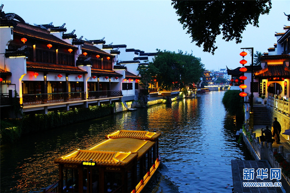 夜色秦淮河，璀璨醉人心