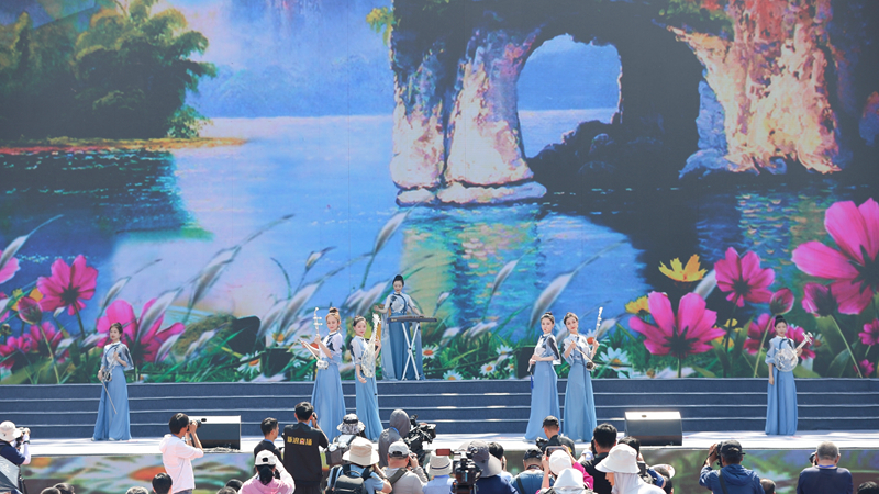花語湖畔、香動凌源 女子水晶樂坊亮相第五屆中國凌源百合節