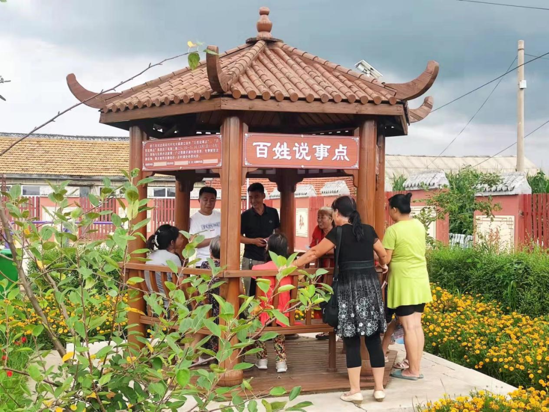 法特司法所到頭臺村室外”百姓說事點“進行普法宣傳.png