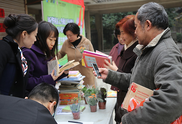 新華房產圖書換綠植 大型公益活動