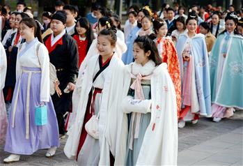 西安:漢服巡游展示傳統文化