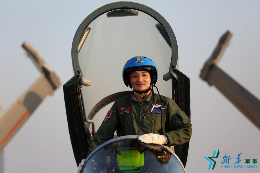 ↑張超駕駛殲-15戰機準備開飛。