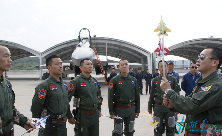 ↑海軍某艦載航空兵部隊部隊長戴明盟帶領飛行員進行地面模擬訓練。