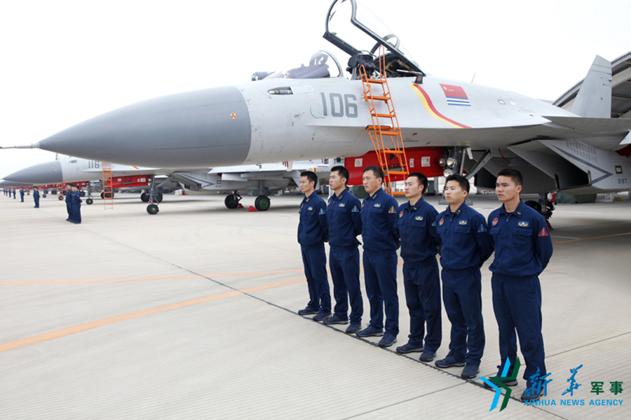 ↑機務官兵為戰鷹保駕護航。