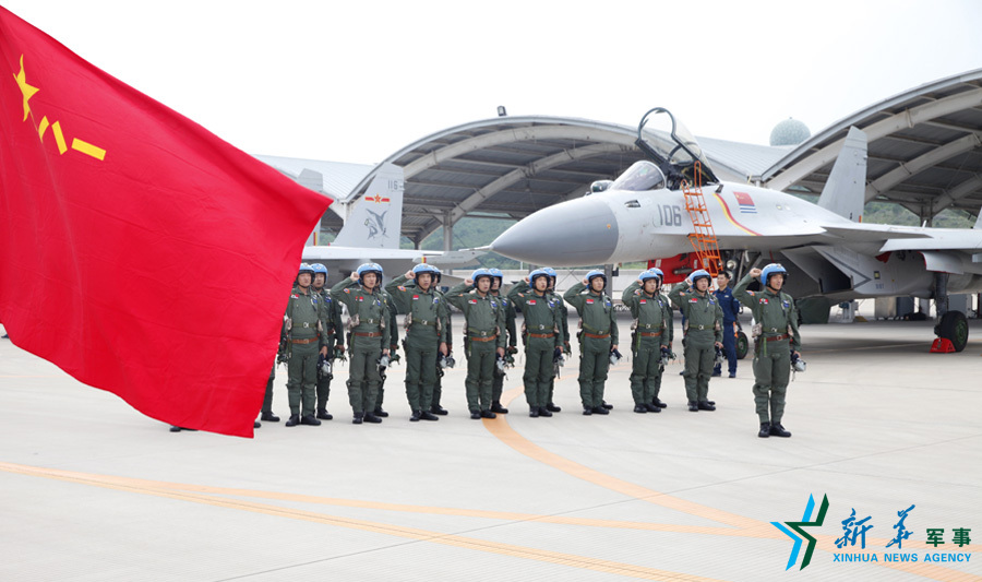 ↑軍旗招展，航空驕子對藍天宣誓。