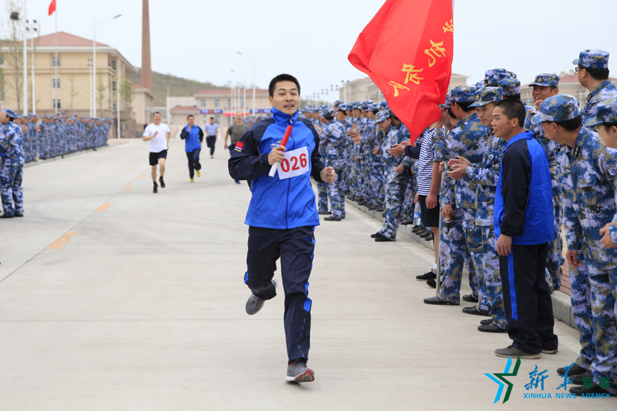 ↑資料圖片：深藍薪火杯長跑接力賽，張超跑最后一棒到達終點。