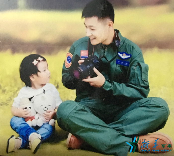 ↑資料圖片：被選為艦載戰斗機飛行員的張超與女兒合影。