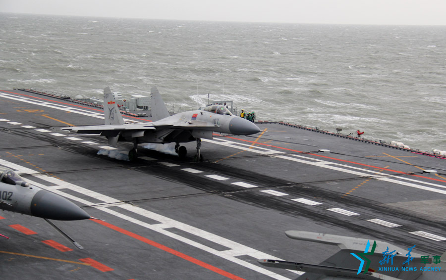 ↑資料圖片：艦載戰斗機下落著艦瞬間。