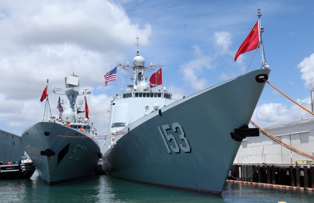 停泊珍珠港碼頭的中國海軍艦艇編隊導彈驅逐艦西安艦（右）和導彈護衛艦衡水艦。