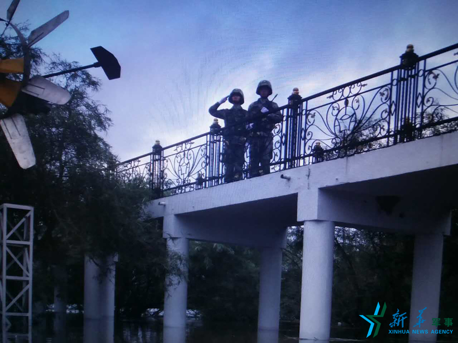 ↑中秋佳節，珍寶島的官兵在洪水中的堅守。