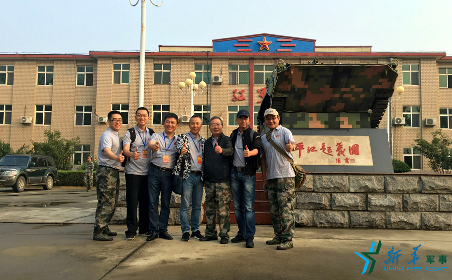 ↑“我們的長征在路上”網絡名人在“平江起義團”，為這支成為中國陸軍第一支信息化部隊點贊。