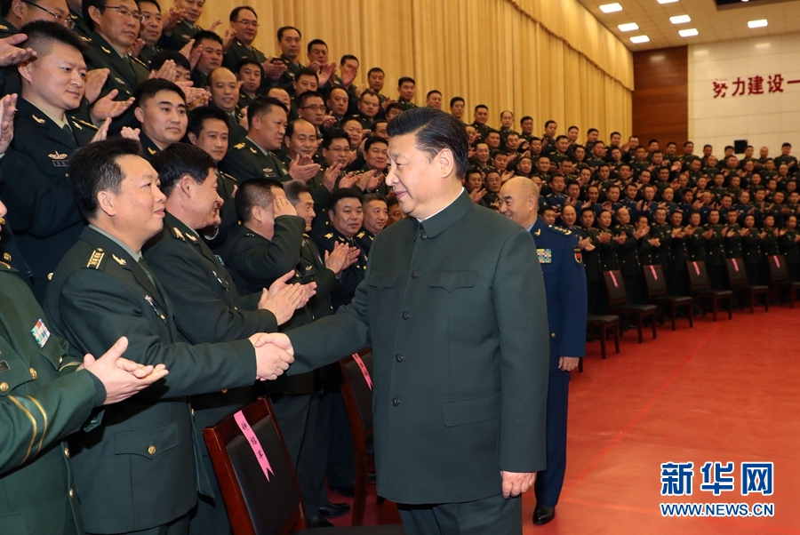 1月23日，習近平專程來到陸軍第65集團軍，深入基層連隊，看望慰問官兵，代表黨中央和中央軍委，向全軍指戰員、武警部隊官兵、民兵預備役人員致以誠摯問候和新春祝福。這是習近平親切接見駐張家口部隊師以上領導干部和團級單位主官。新華社記者李剛攝