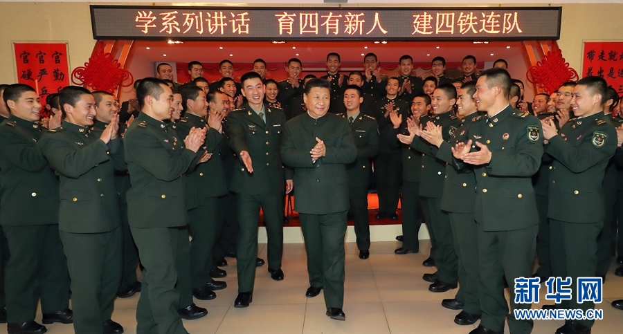 1月23日，習近平專程來到陸軍第65集團軍，深入基層連隊，看望慰問官兵，代表黨中央和中央軍委，向全軍指戰員、武警部隊官兵、民兵預備役人員致以誠摯問候和新春祝福。這是習近平在該集團軍“大功三連”同官兵在一起。新華社記者李剛攝
