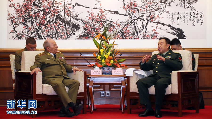 3月28日，中央軍委副主席范長龍在北京釣魚臺國賓館會見來華訪問的古巴革命武裝力量部部長萊奧波爾多·辛特拉。 新華社發（劉芳 攝） 