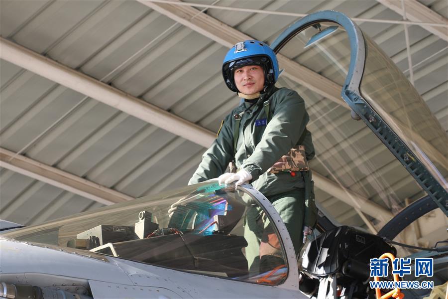 （建軍90周年·英雄·圖文互動）（1）聽，渤海灣有風吹過來——追記海軍某艦載航空兵部隊一級飛行員張超