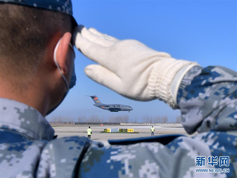 （聚焦疫情防控·圖文互動）（3）空軍第四次向武漢大規?？者\醫療隊員和物資