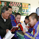喬安山給小學生講雷鋒的故事。