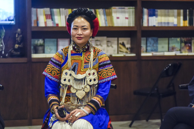 阿牛阿呷：對彝族姑娘來說，胎教就是彝族的刺繡文化，但是當我們走出來，我們覺得我們對其他支系的服飾知識了解太少了，需要學習的很多，所以開辦了這個專業。