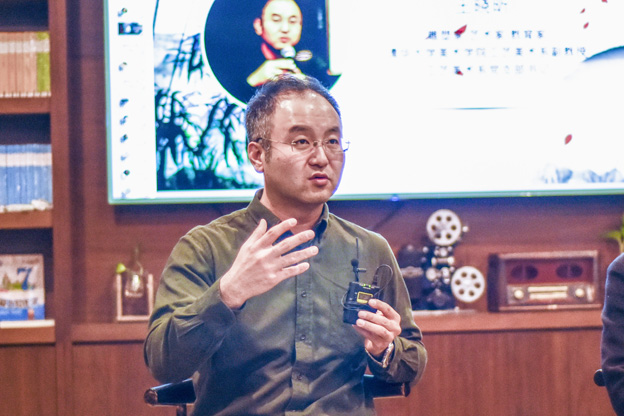 王曉昕：語言問題其實是非遺傳承所面臨的一個普遍問題。非遺傳承人可能有很好的技藝，但是因為語言問題沒有辦法與外面的人交流，就失去了傳承的機會。