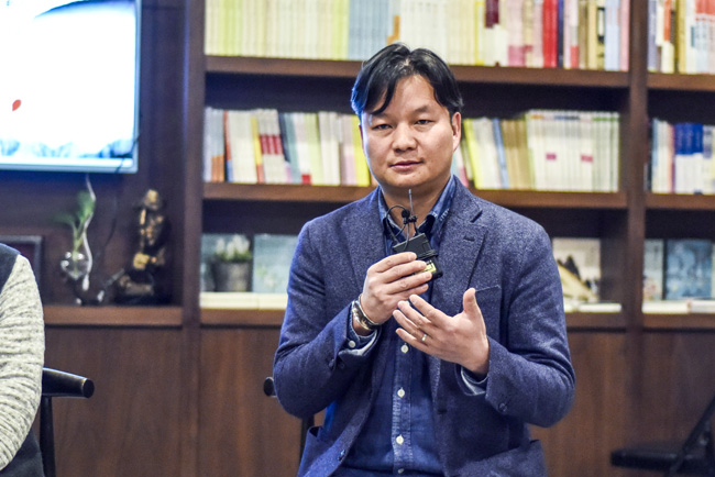 丁大為：烏銅走銀有三百年的歷史了，是云南地區獨有的技藝。這門技藝入門大概需要3年，學成需要20年。用語言去表達它其實是很難的。