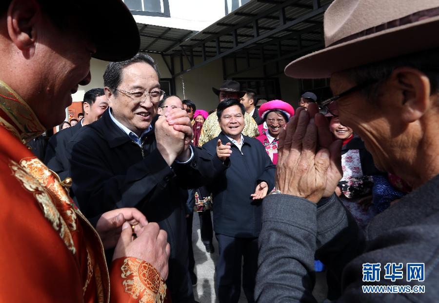 這是5月16日，俞正聲在香格里拉縣建塘鎮金龍社區與居民們親切交談。 新華社記者 劉衛兵 攝