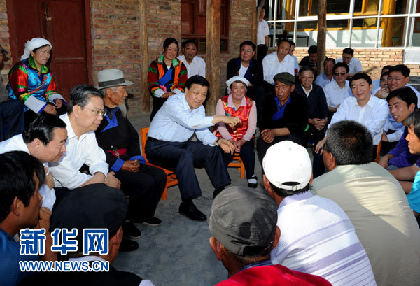 這是7月17日，劉云山在海東市互助土族自治縣東山鄉白牙合村同基層干部群眾座談。新華社記者 饒愛民 攝 