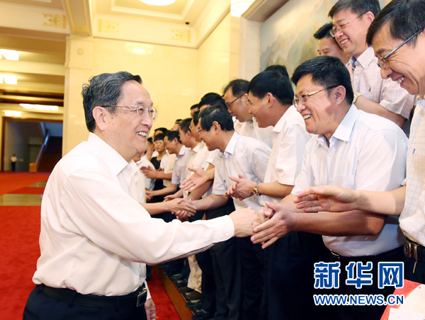 會前，俞正聲、張高麗接見援藏干部代表，向參加對口支援西藏工作的各地區各部門各單位和廣大援藏干部表示誠摯問候。新華社記者 姚大偉 攝