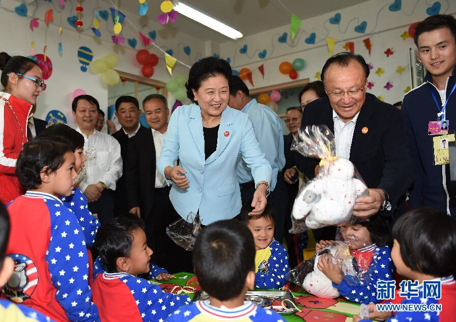 9月27日，中共中央政治局委員、國務院副總理、中央代表團副團長劉延東率中央代表團分團，帶著黨中央、國務院的親切關懷和全國各族人民的深切情誼，來到和田地區、阿克蘇地區慰問各族干部群眾，并祝賀大家中秋節快樂。這是劉延東在阿克蘇市“雙語”幼兒園與孩子們在一起。新華社記者 張領 攝