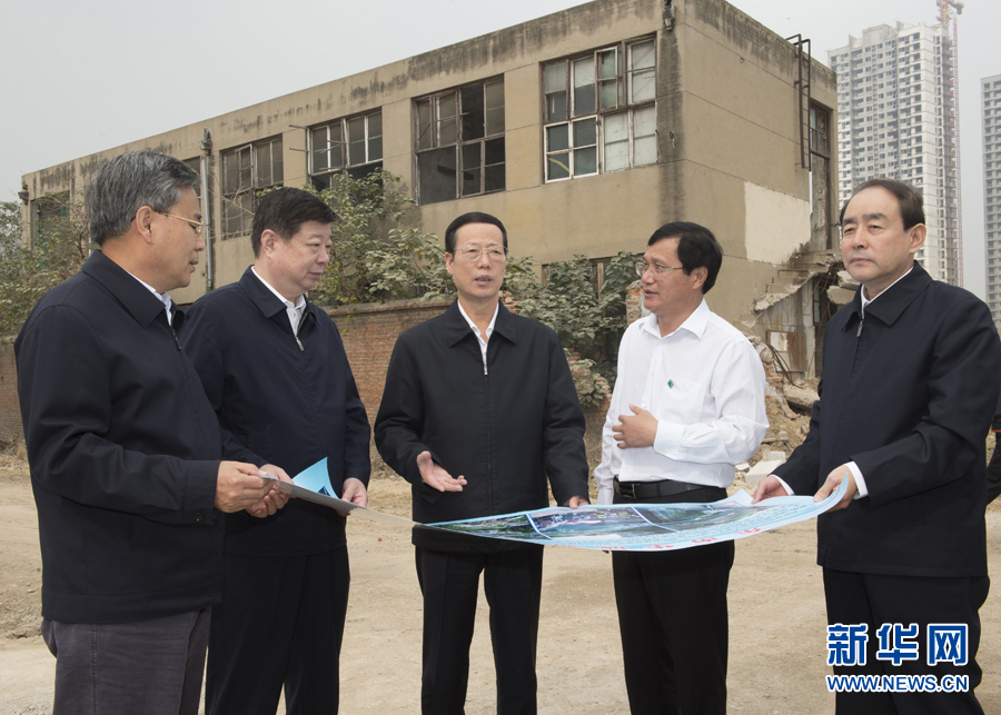 10月22日至23日，中共中央政治局常委、國務院副總理張高麗在山東調研扶貧工作情況。這是10月22日，張高麗就整體搬遷脫貧實地考察濟寧東南片區還遷安置區暨東南華城棚戶區改造項目。 新華社記者 王曄 攝