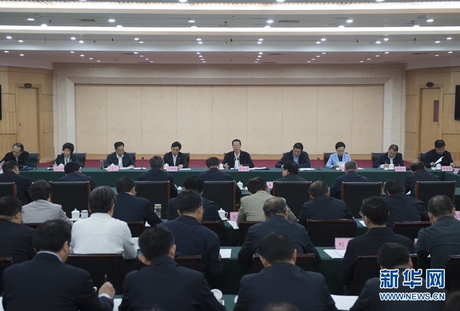 10月22日至23日，中共中央政治局常委、國務院副總理張高麗在山東調研扶貧工作情況。這是10月23日，張高麗在菏澤市主持召開扶貧工作座談會。 新華社記者 王曄 攝