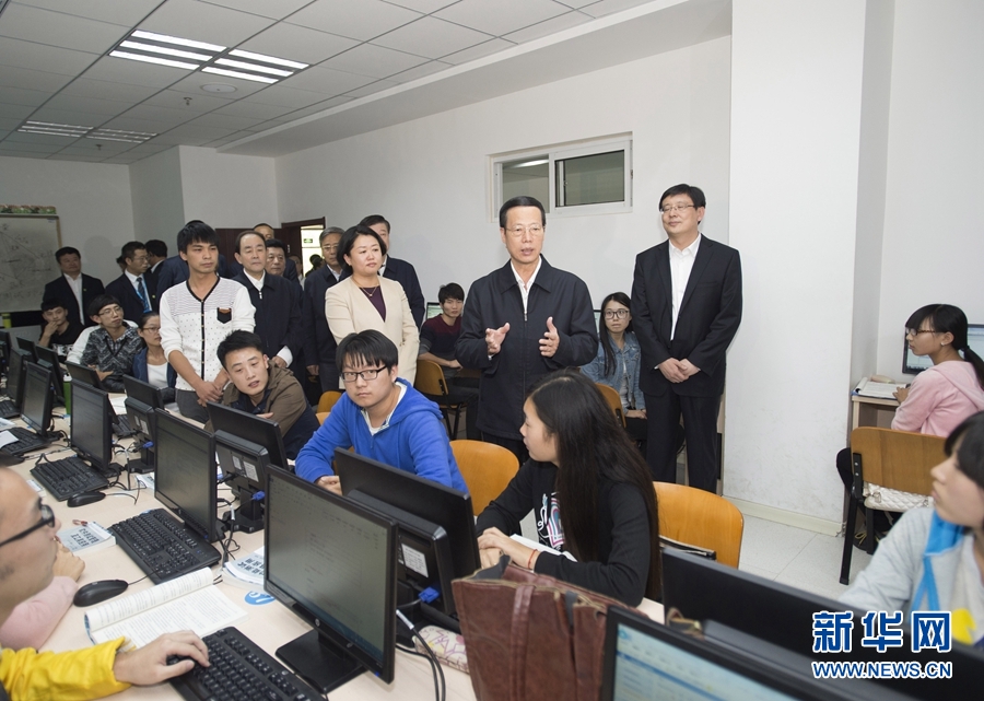 10月22日至23日，中共中央政治局常委、國務院副總理張高麗在山東調研扶貧工作情況。這是10月22日，張高麗在濟寧市惠普軟件人才實訓基地調研教育培訓脫貧有關情況。 新華社記者 王曄 攝
