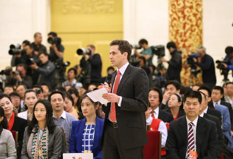 3月15日，國務院總理李克強在北京人民大會堂與中外記者見面，并回答記者提問。這是一位記者在提問。 新華社記者 劉衛兵攝