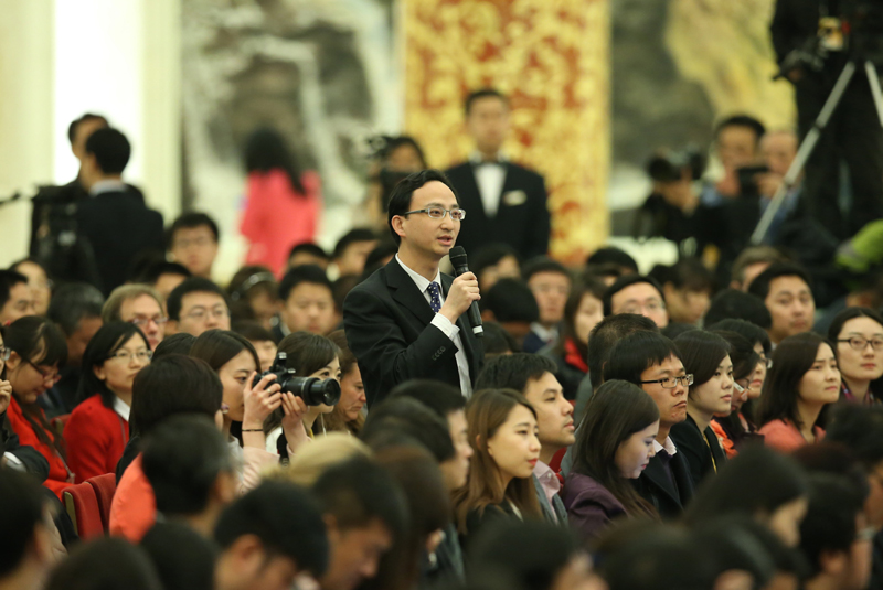 3月15日，國務院總理李克強在北京人民大會堂與中外記者見面，并回答記者提問。這是一位記者在提問。 新華社記者 龐興雷 攝