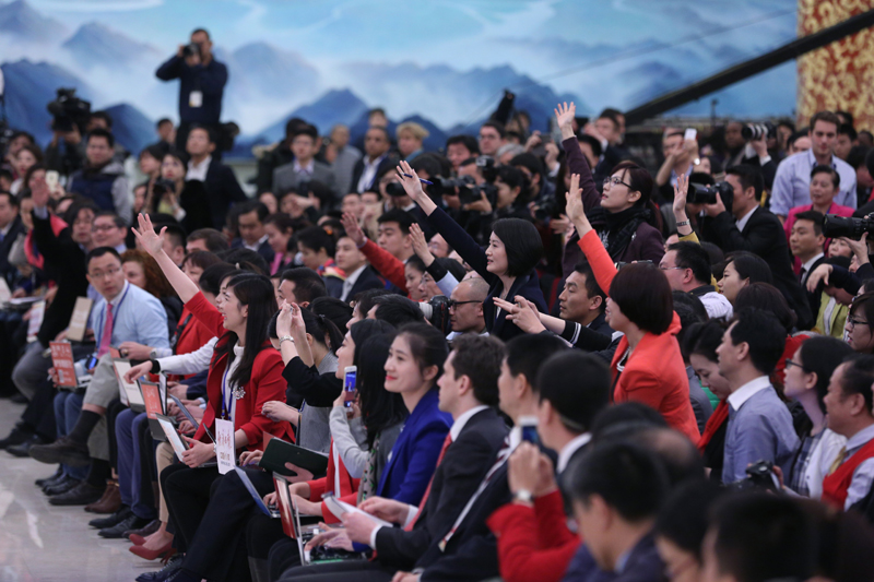 3月15日，國務院總理李克強在北京人民大會堂與中外記者見面，并回答記者提問。這是記者舉手爭取提問機會。 新華社記者 才揚 攝