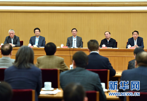 4月8日，中共中央政治局委員、中央書記處書記、中宣部部長劉奇葆在北京同講好中國故事專家學者、文化交流使者研討班學員座談。 新華社記者李濤 攝