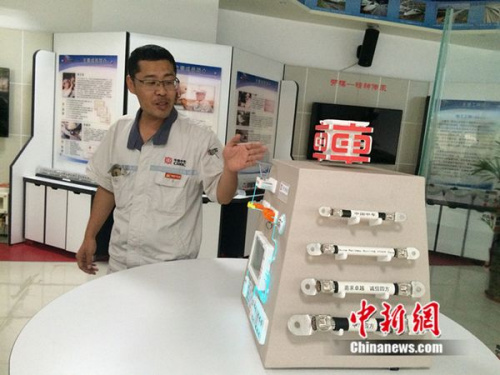 周勇在工作室介紹他制作的模型。中新網 邱宇 攝