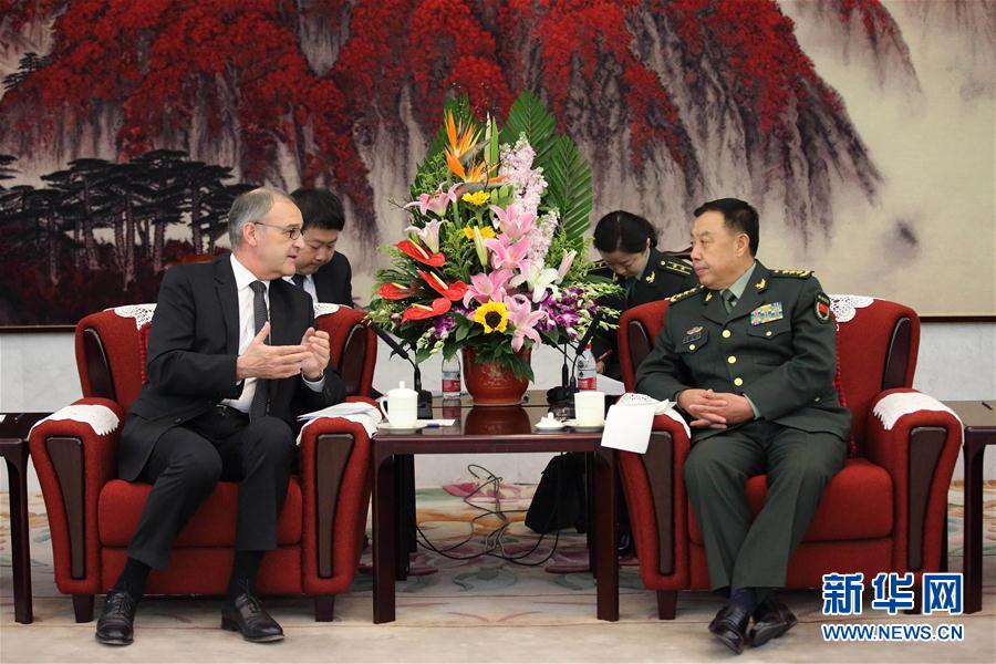 3月31日，中央軍委副主席范長龍在北京會見來訪的瑞士國防、民防和體育部長帕莫蘭。 新華社記者 劉芳 攝