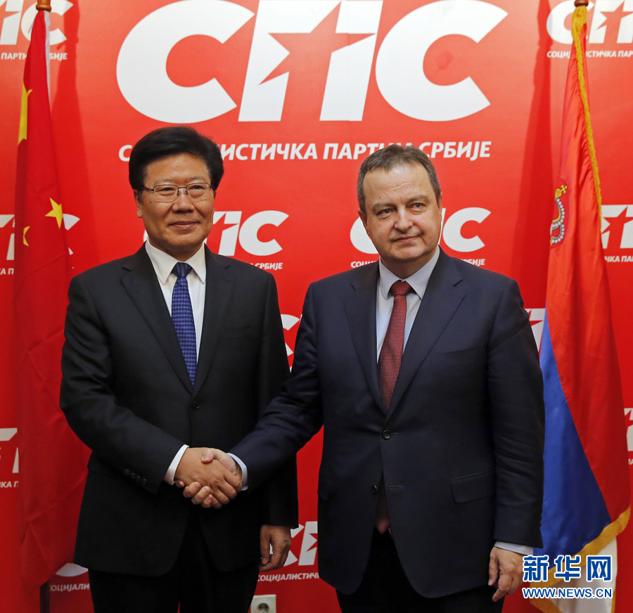 4月13日，中共中央政治局委員、中央黨的建設工作領導小組副組長張春賢（左）在塞爾維亞貝爾格萊德會見塞社會黨主席、政府第一副總理兼外長達契奇。新華社發（普雷德拉格·米洛薩夫列維奇攝）