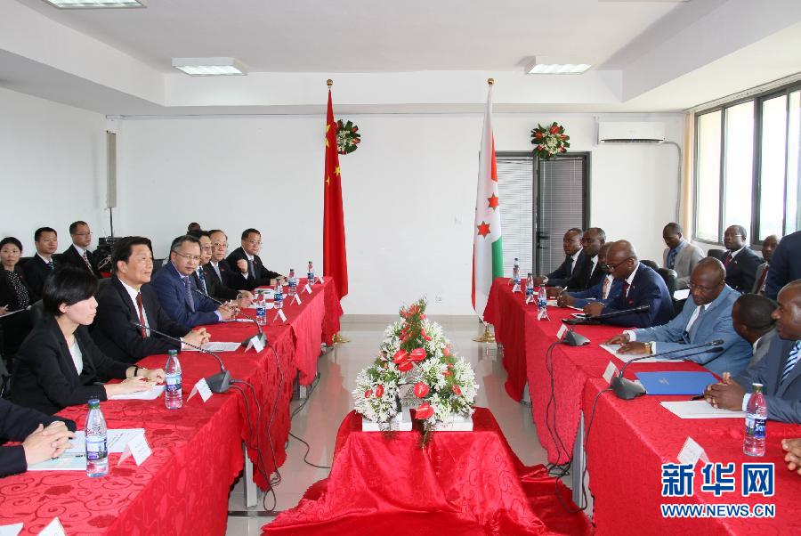 5月11日，中國國家副主席李源潮在布瓊布拉與布隆迪第一副總統辛迪姆沃和第二副總統布托雷舉行會談。 新華社記者呂天然攝 