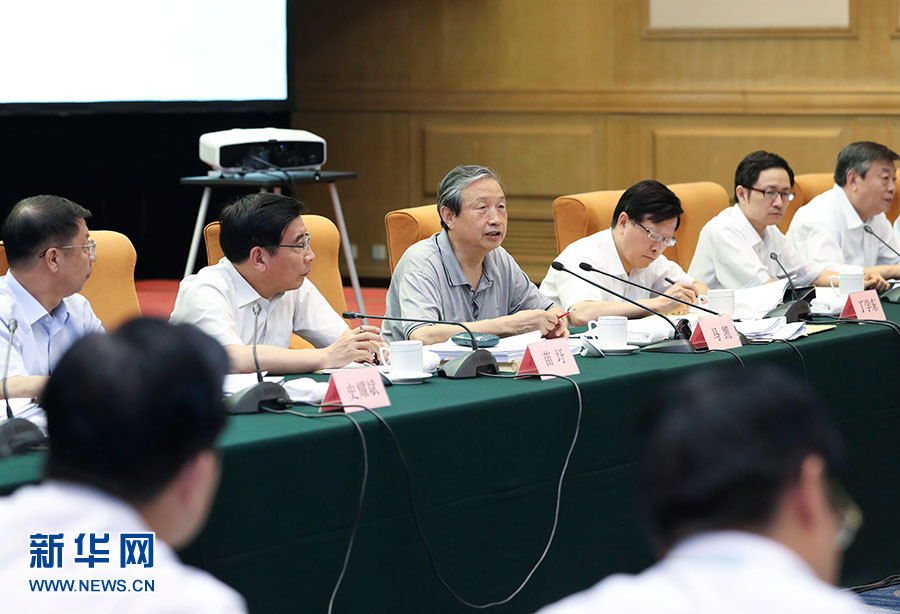 近日，中共中央政治局委員、國務院副總理馬凱在北京調研新能源汽車產業發展。這是7月4日，馬凱在北京深入新能源汽車充換電設施、充電服務平臺、分時租賃等單位調研，并主持召開推廣應用座談會。新華社記者 龐興雷 攝
