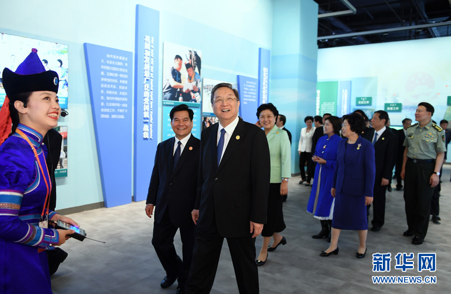 8月7日，中共中央政治局常委、全國政協主席、中央代表團團長俞正聲率代表團全體成員來到內蒙古展覽館，參觀《守望相助團結奮斗——慶祝內蒙古自治區成立70周年展覽》。 新華社記者 張領 攝