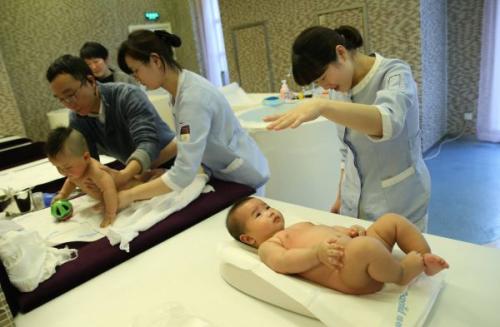 資料圖片：1月30日，母嬰家庭保健師在上海一家月子會所內護理嬰兒。新華社記者 裴鑫 攝