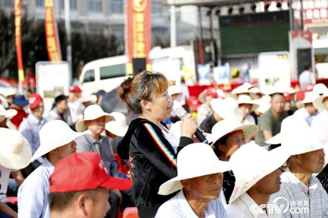 活動現場，農民搶答問題