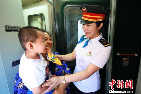 圖為列車員為旅客提供服務。(中國鐵路哈爾濱局集團有限公司提供)