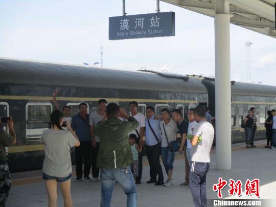 圖為旅客在漠河站合影留念。(中國鐵路哈爾濱局集團有限公司提供)